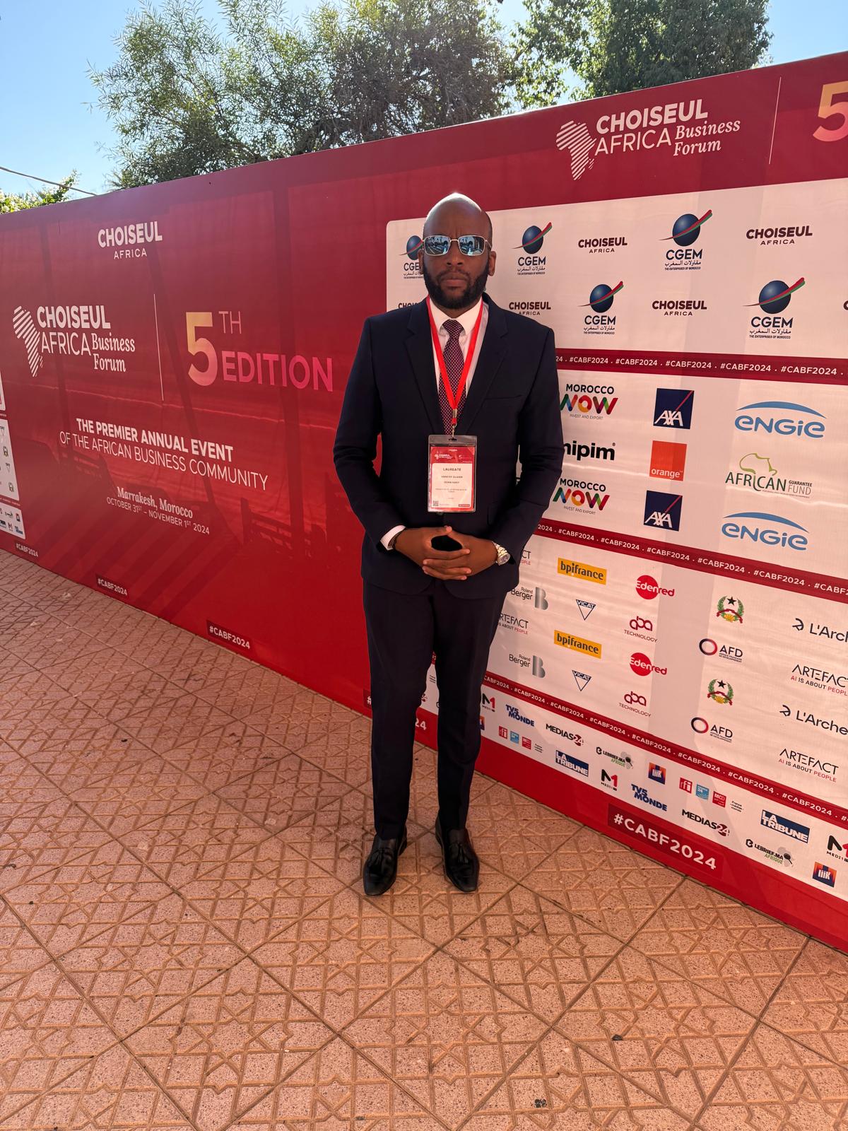 Photographie devant le décor du Choiseul Africa Business Forum