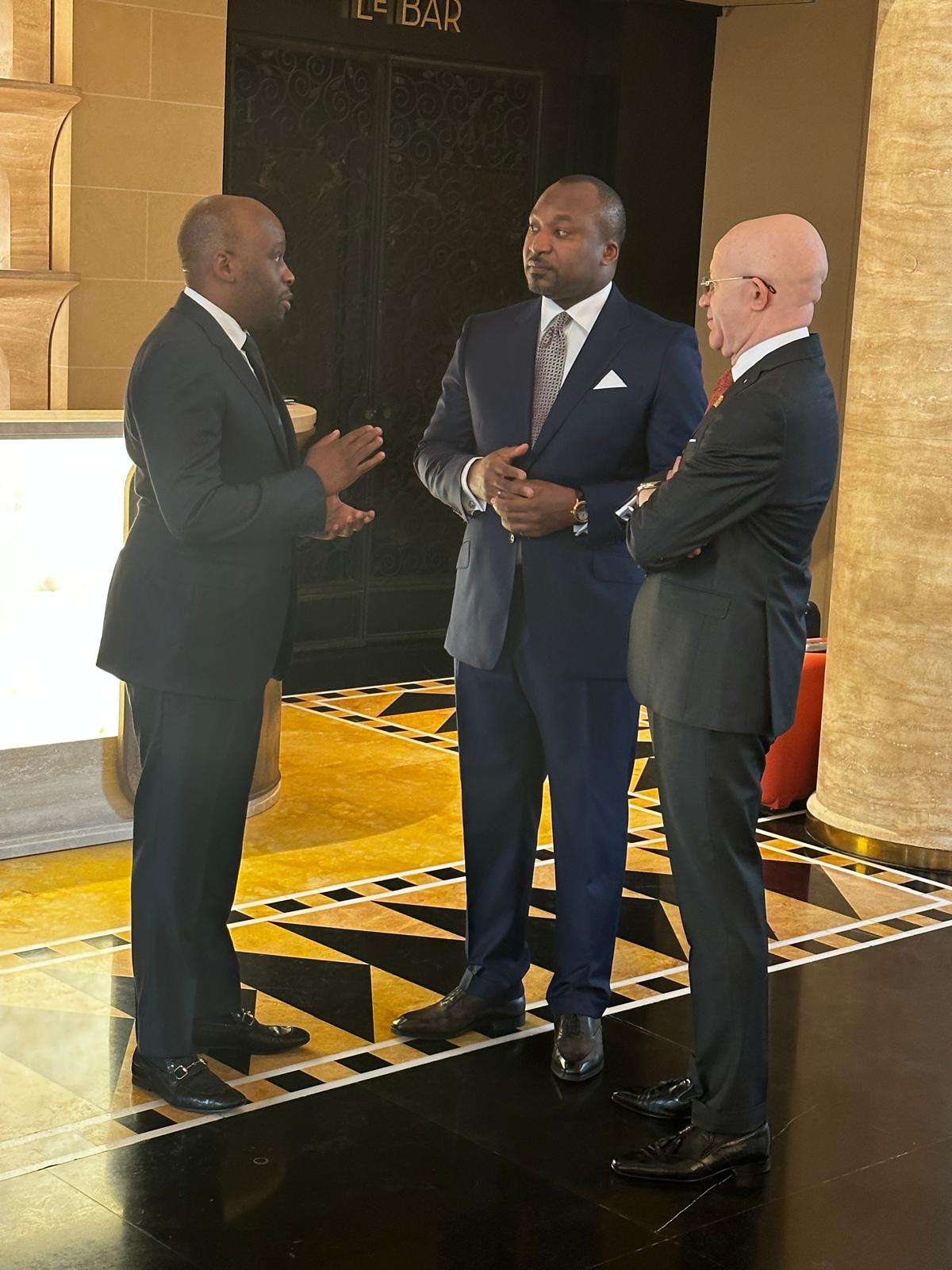 Conversation entre plusieurs personnes dans un hall