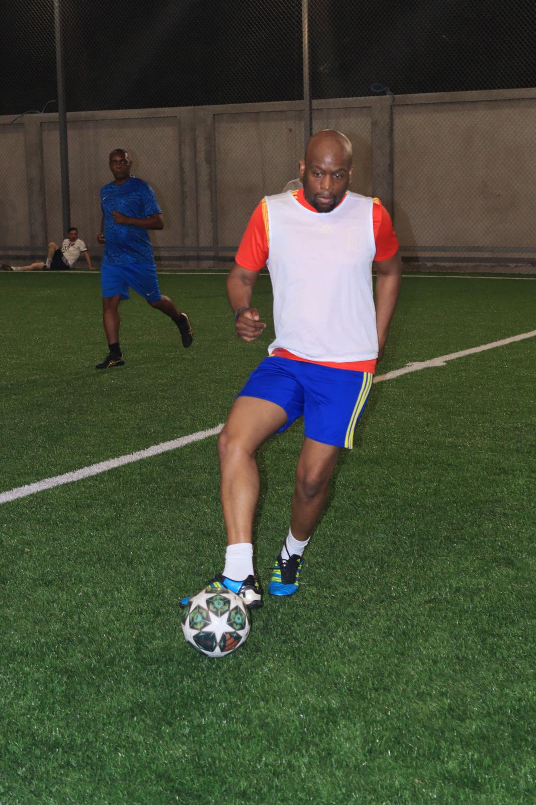 Un moment de football sur le terrain