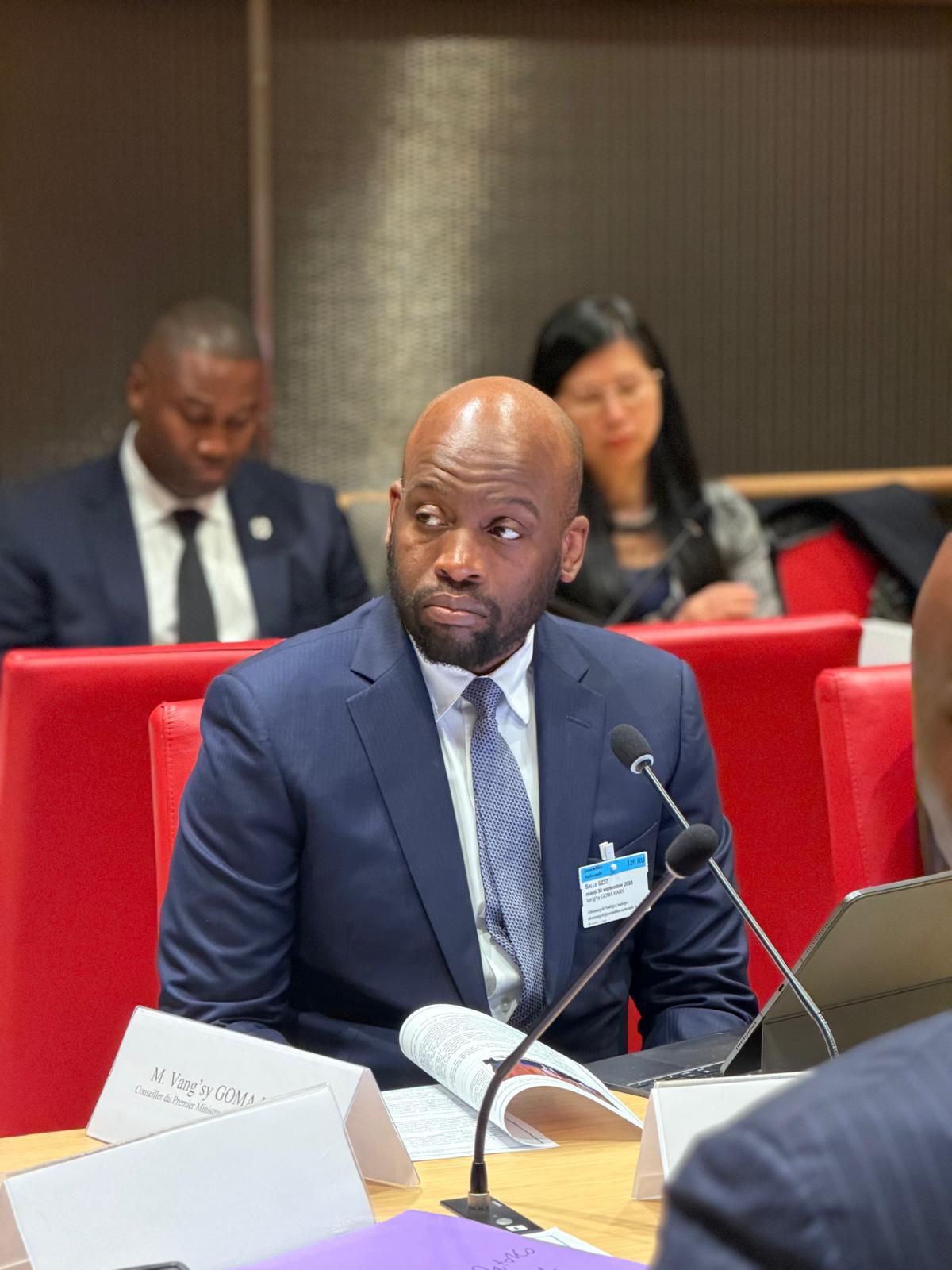 Participation à une réunion, documents et microphones sur la table